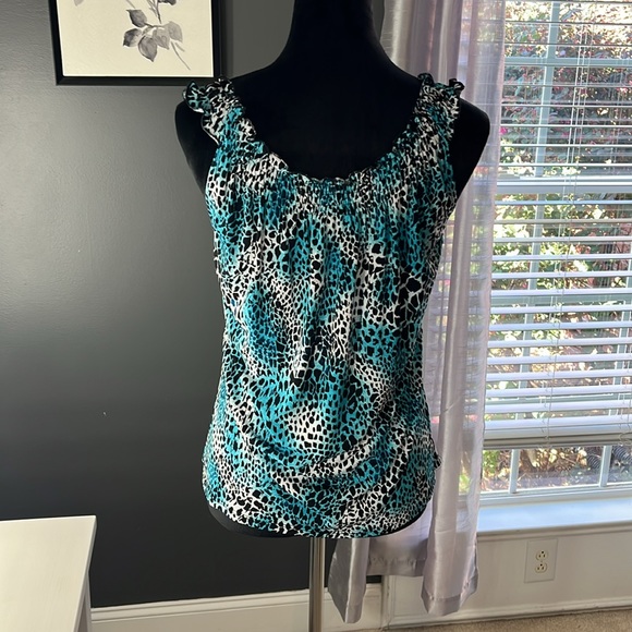 Animal print sleeveless tank for work or play. - Picture 2 of 3